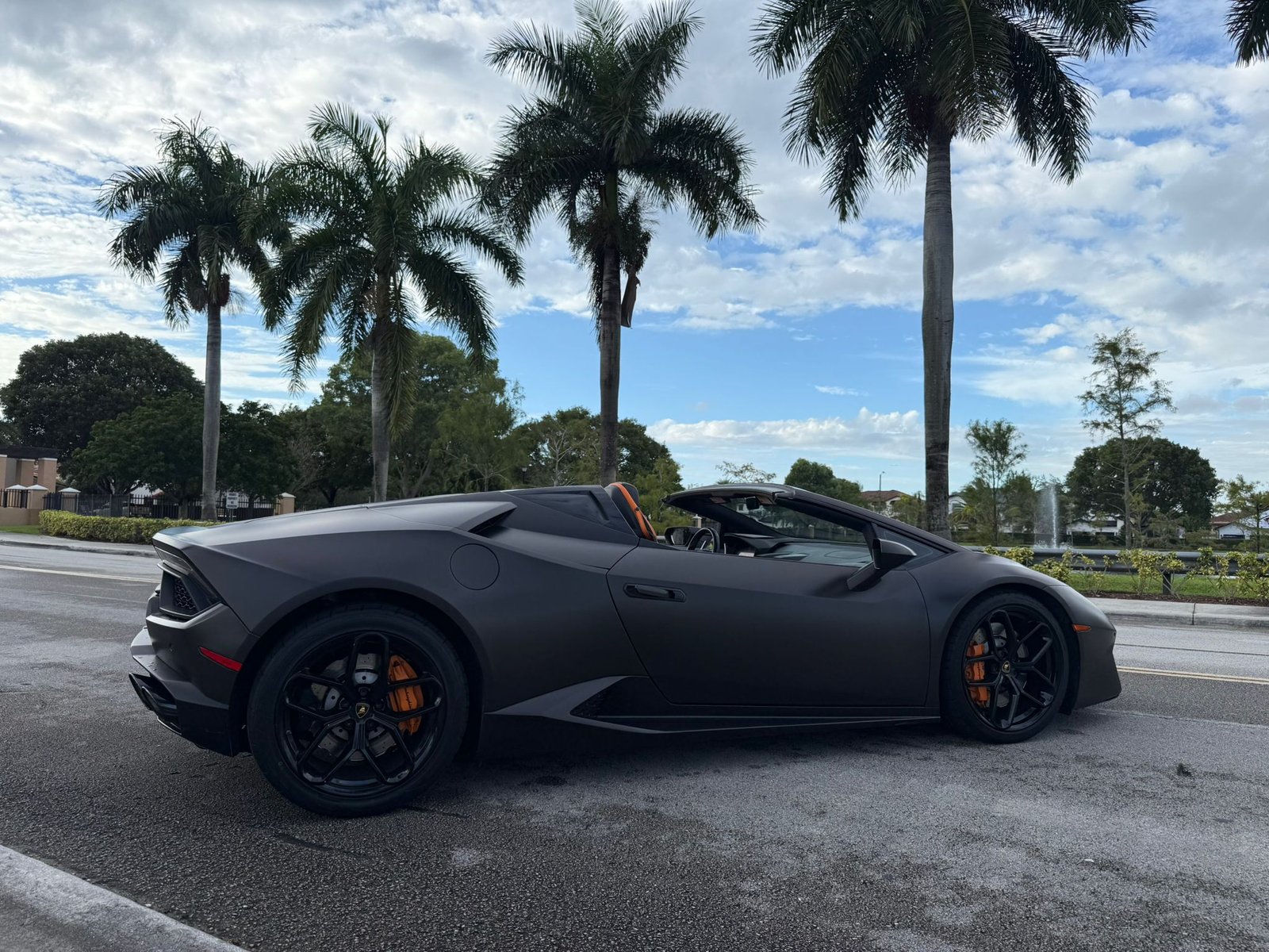 WhatsApp Image 2025-10-22 at 09.07.14_4b64a394 Luxury car